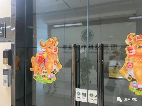 DƬ